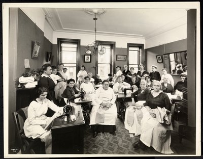 Círculo de costura de mujeres en la Hermandad Rodeph Sholom, 157 East 94th Street, Nueva York, 1920 de Byron Company